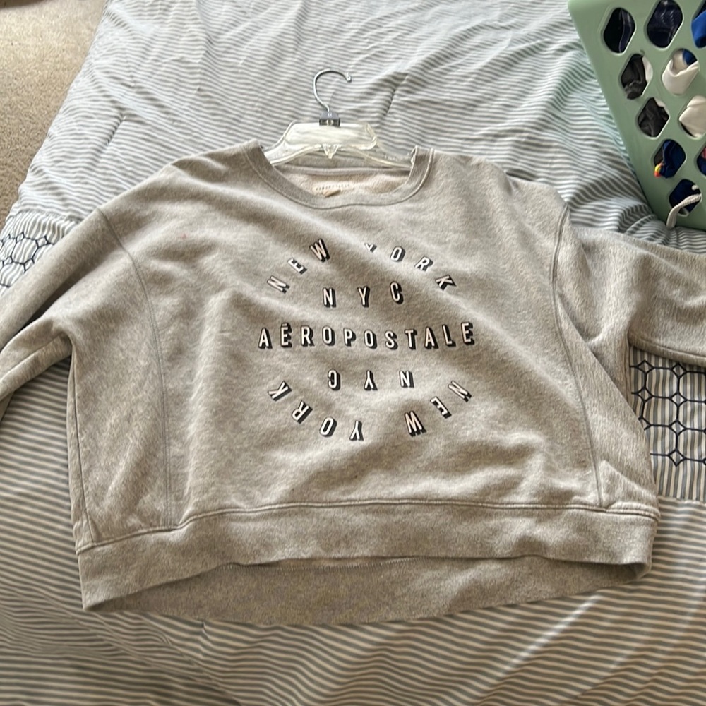 Cropped gray crew neck, size L